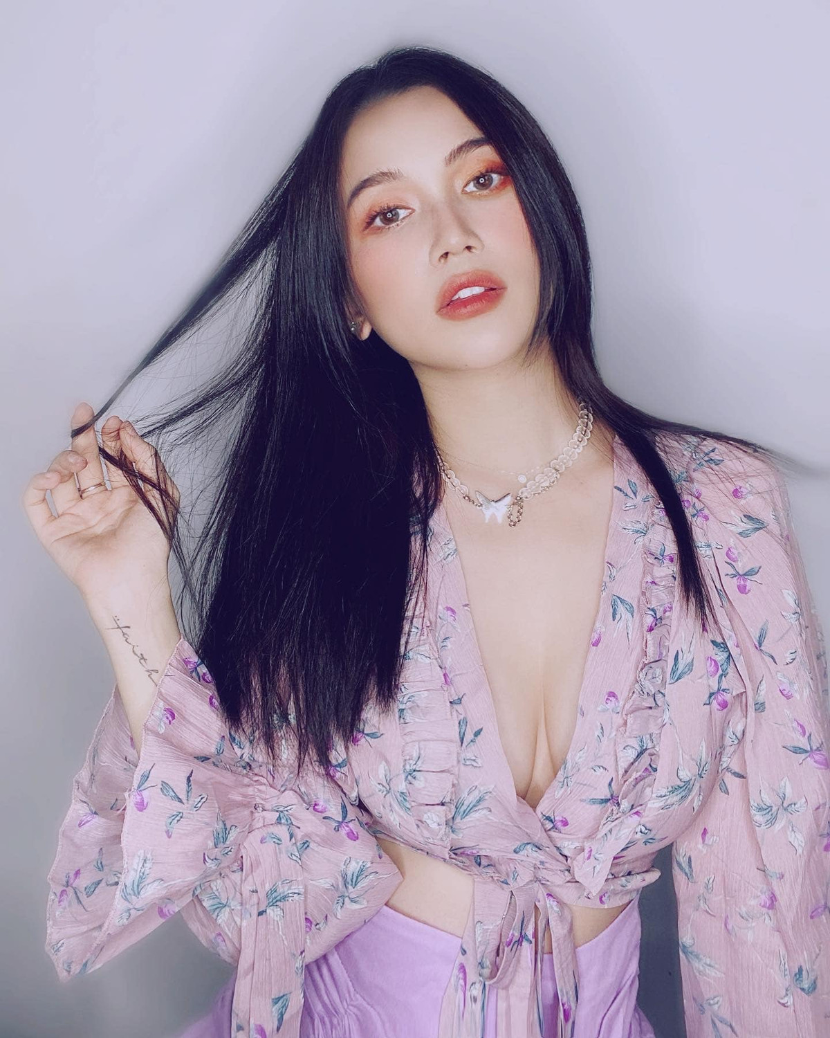 Cô khiến nhiều người đối diện "đỏ mặt" bởi bộ trang phục hở bạo màu tím ton sur ton.