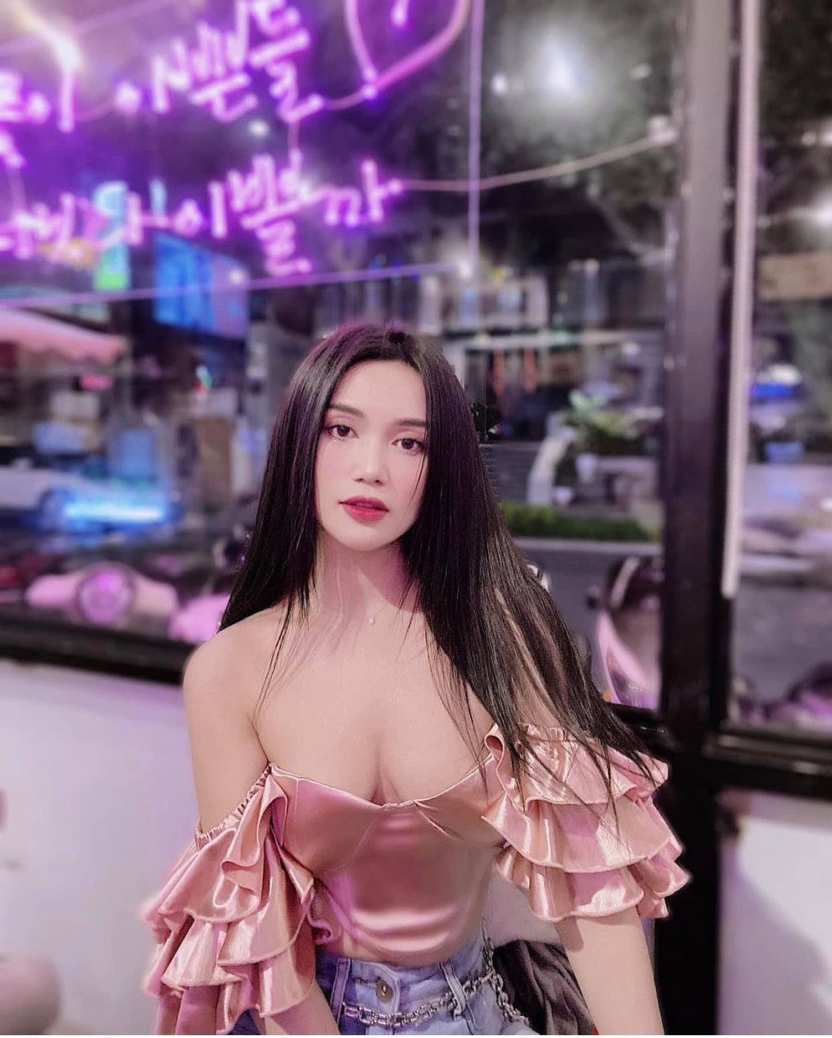 Ca sĩ Sĩ Thanh gợi cảm khoe vòng một với chiếc áo cúp ngực sexy.