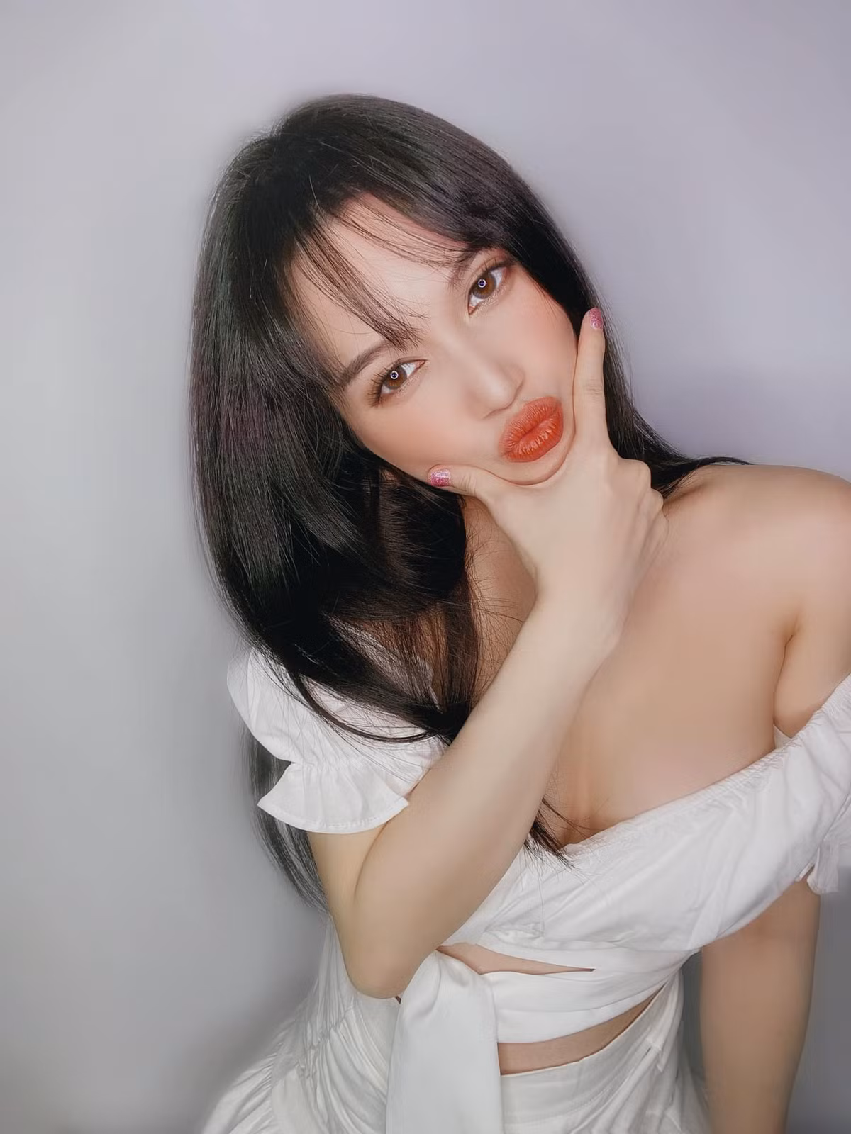 Các kiểu áo váy xẻ ngực táo bạo giúp nữ ca sĩ trở nên quyến rũ hơn.