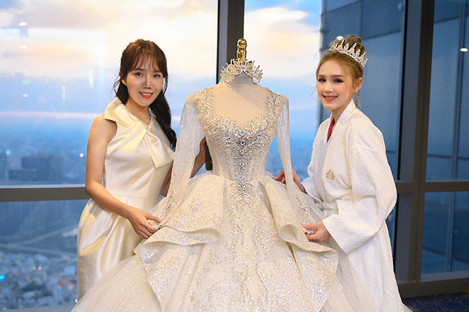 Sự đắt giá của bộ cánh đến từ hơn 20 loại đá quý đính kết trên ngực áo, trên đó có 6 viên kim cương tự nhiên có khối lượng 20 carat. Tất cả các loại đá đều được đặt trực tiếp từ xưởng chế tác nổi tiếng của Pháp, đính kết thủ công bởi nghệ nhân trong vòng 20 giờ đồng hồ.