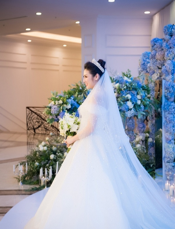 Mẫu váy được dựng phom dáng phồng to cùng đuôi váy dài, được đính kết khoảng 20.000 viên pha lê cầu kì và đá Swarovski tỉ mỉ bằng tay, giúp tôn lên vẻ đẹp mĩ miều của Á hậu.