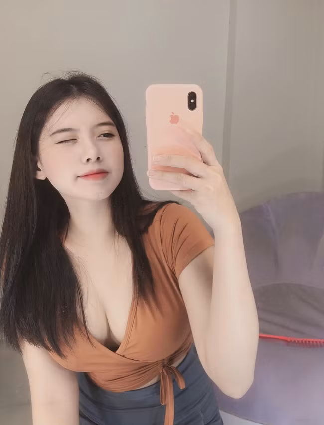 Cô bị nhiều người chế giễu vì tăng cân quá nhanh dù trước đó sở hữu thân hình khá thon gọn.