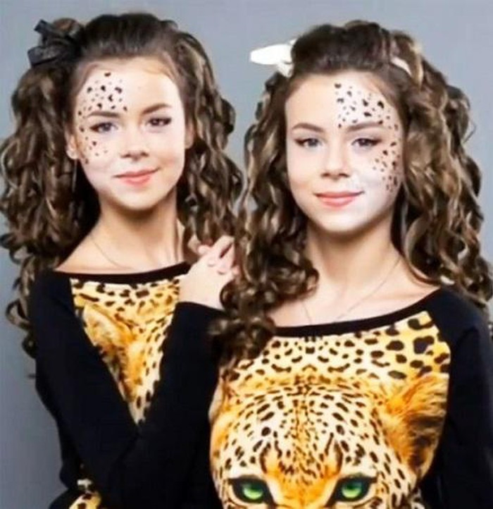 Cả 2 cô bé đều nặng 48kg và chiều cao vượt trội hơn hẳn so với các bạn cùng trang lứa. Cũng vì lẽ đó mà cặp chị em đã sớm được các công ty người mẫu để mắt đến.