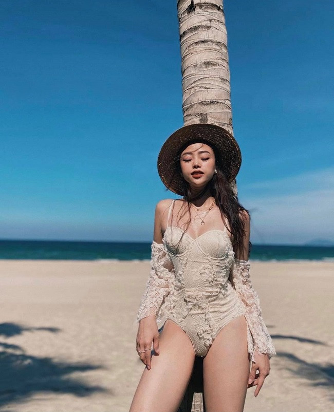 Người đẹp 31 tuổi khoe vóc dáng cực sexy trong bộ áo tắm liền thân khá điệu đà.