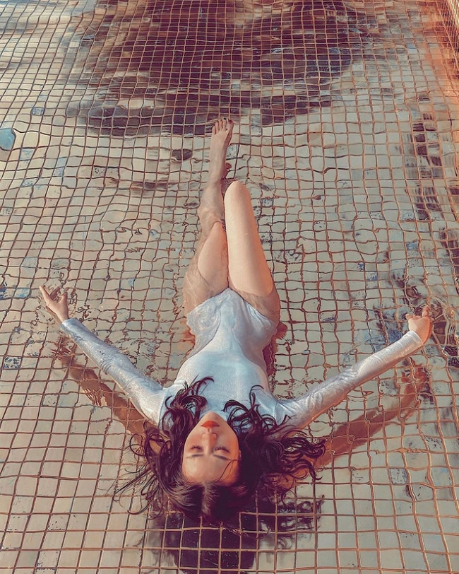 Cô nàng cũng chăm chỉ diện bodysuit thả dáng dưới nước, khoe thân hình đường cong chữ S "bốc lửa".