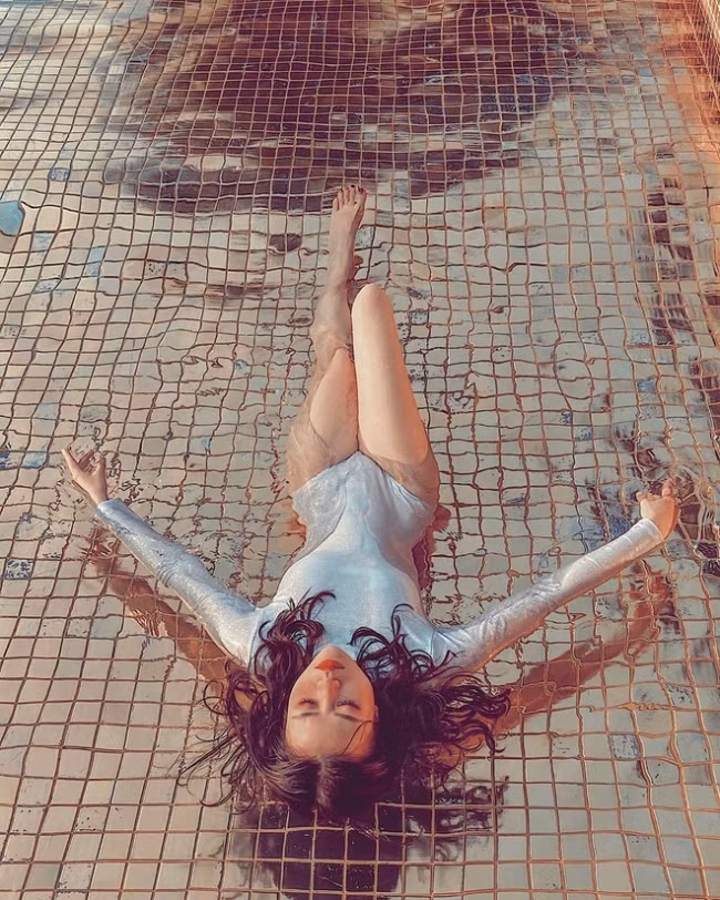 Cô nàng cũng chăm chỉ diện bodysuit thả dáng dưới nước, khoe thân hình đường cong chữ S "bốc lửa".