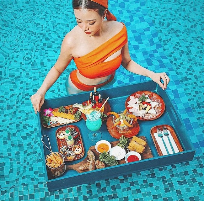 Sau khi rời đồng phục bay, cô nàng Phương Ly gây ấn tượng bởi vẻ xinh đẹp tự nhiên, cách ăn mặc nóng bỏng cuốn hút.