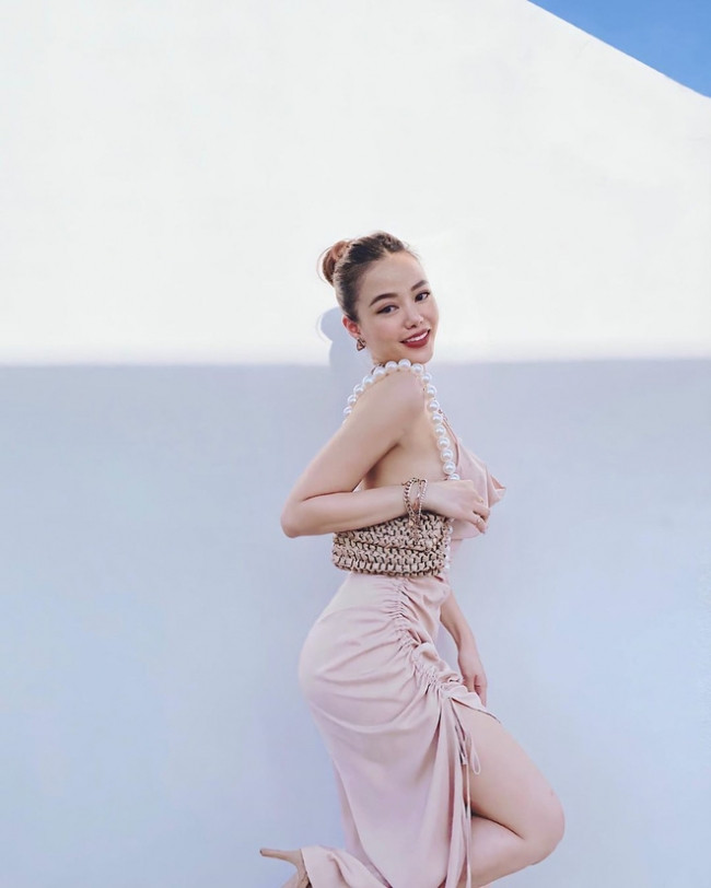 Những trang phục gợi cảm, cắt xẻ táo bạo cũng được Phương Ly ưu ái sau khi rời đồng phục bay.