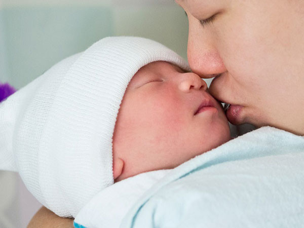 Nu hon khien be so sinh nhap vien, nhung tiep xuc nao can tranh?-Hinh-2