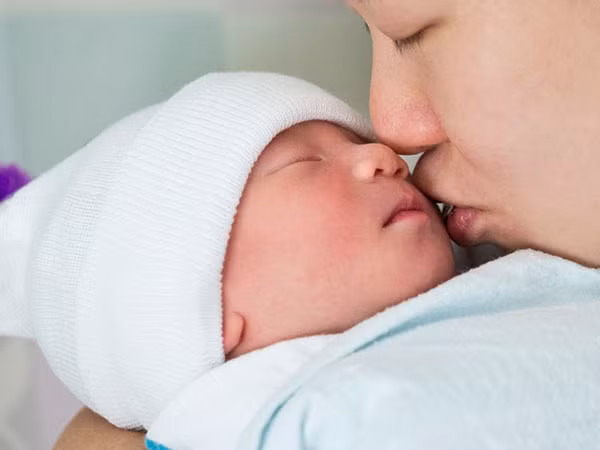 Nu hon khien be so sinh nhap vien, nhung tiep xuc nao can tranh?-Hinh-2