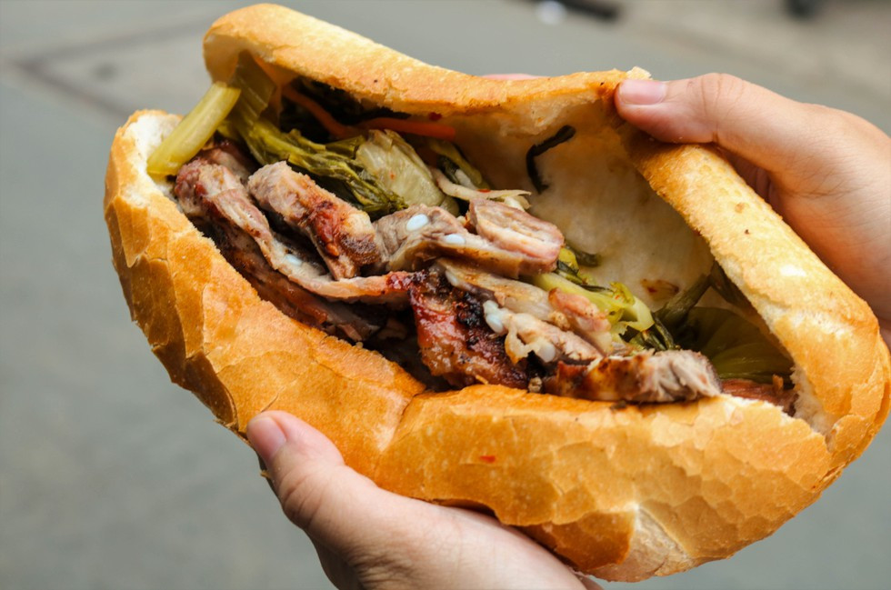 Sự kết hợp lạ miệng giữa 2 nguyên liệu sườn sụn và cải chua tạo nên món bánh mì sườn nướng cải chua hấp dẫn, có hương vị “độc nhất vô nhị”.