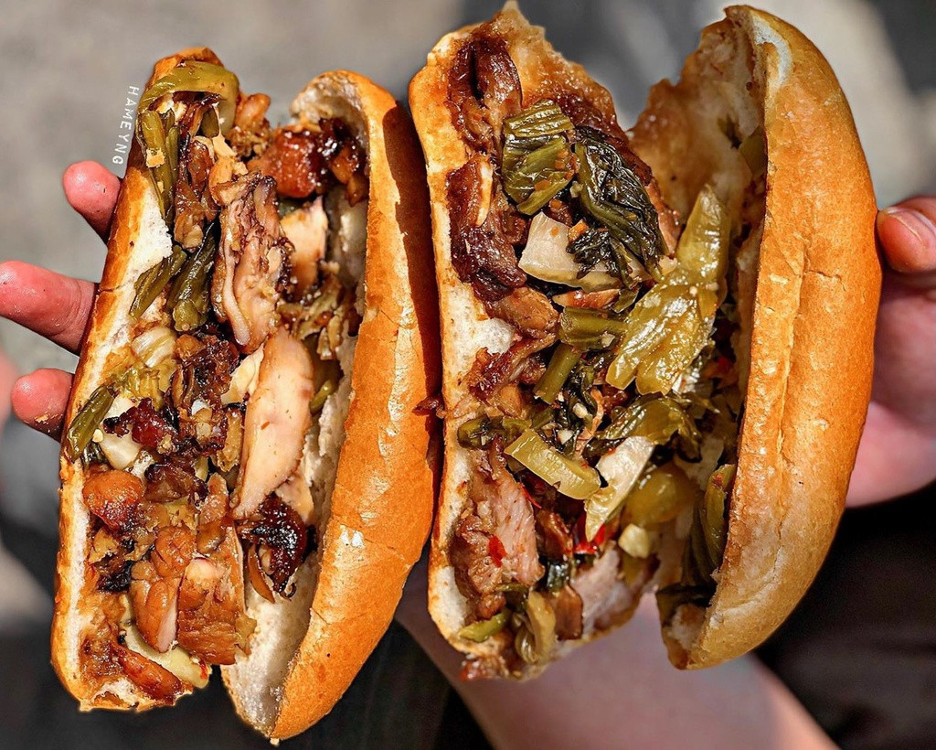 Món bánh mì sườn sụn nướng cải chua ở đây có giá dao động từ 25.000-30.000 đồng/ổ. Xe bánh mì của cô Cẩm Hường mở bán từ 15 giờ đến 23 giờ. Ảnh: Internet.