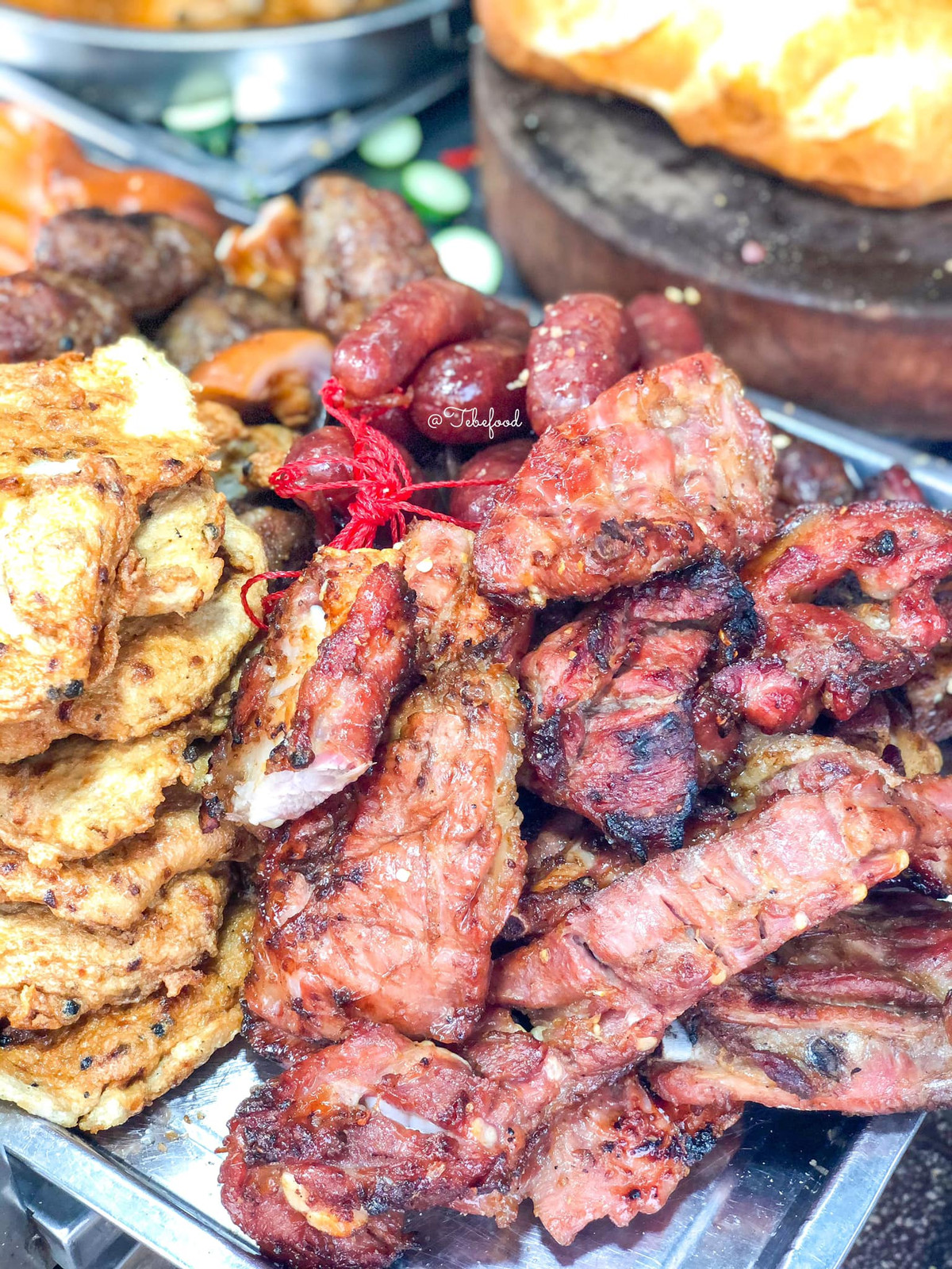 Bánh mì vỏ mỏng, không đặc ruột nhưng luôn được nướng giòn. Món này bạn nên ăn liền mới ngon, để lâu bánh ỉu, dai.