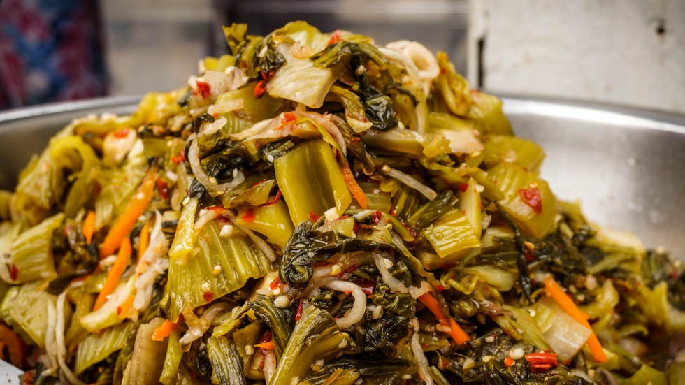 Cải chua là thứ không thể thiếu trong món bánh, giúp bạn không bị ngấy, cộng với vài lát ớt xắt the the, hành, ngò cho thơm.