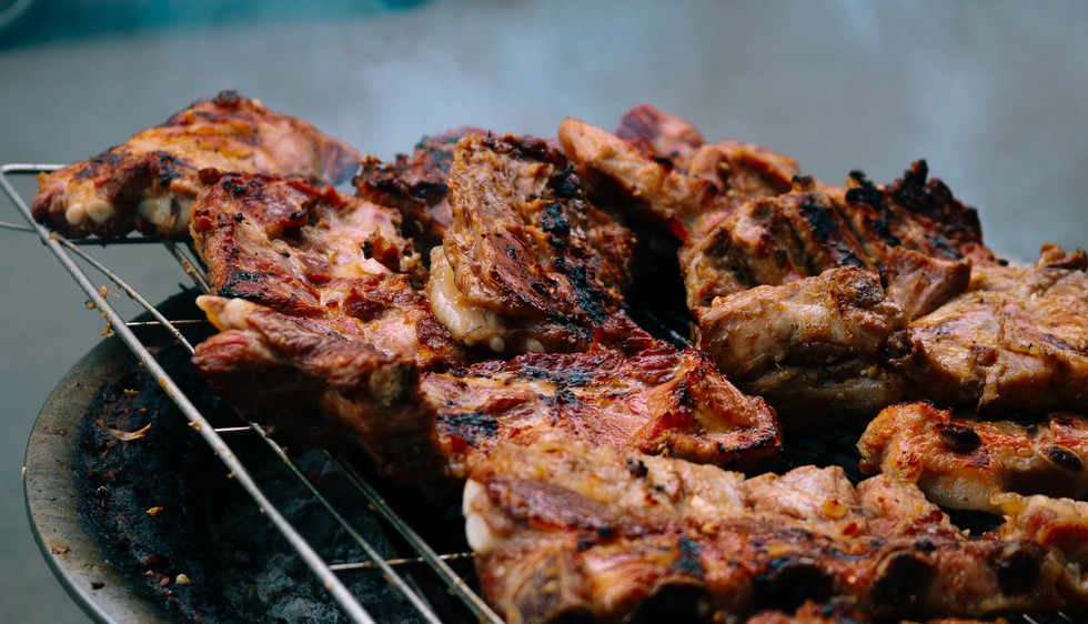 Khi ăn thực khách có thể cảm nhận được từng thớ thịt nướng mềm, thấm vị và độ giòn sần sật của phần sụn có trong thịt. Cô Hường cho biết, mỗi ngày cô bán khoảng 15kg sườn.