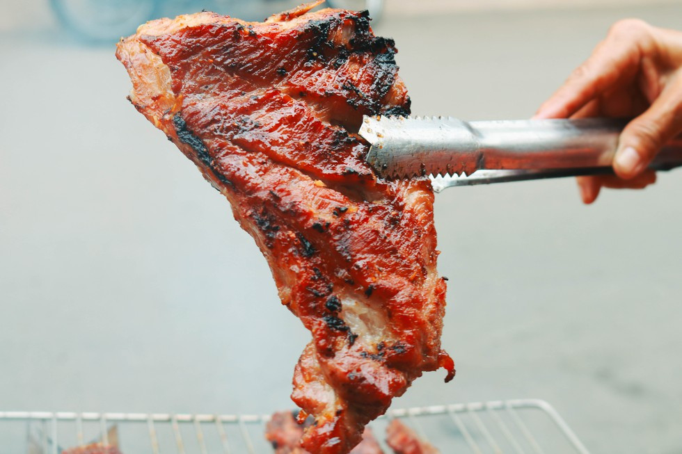 Quán bánh mì độc đáo của cô Hường có đa dạng các loại thịt nướng như: nạc dăm, ba rọi, và đặc biệt là món sườn sụn cho nhiều thực khách có thể tùy thích lựa chọn.