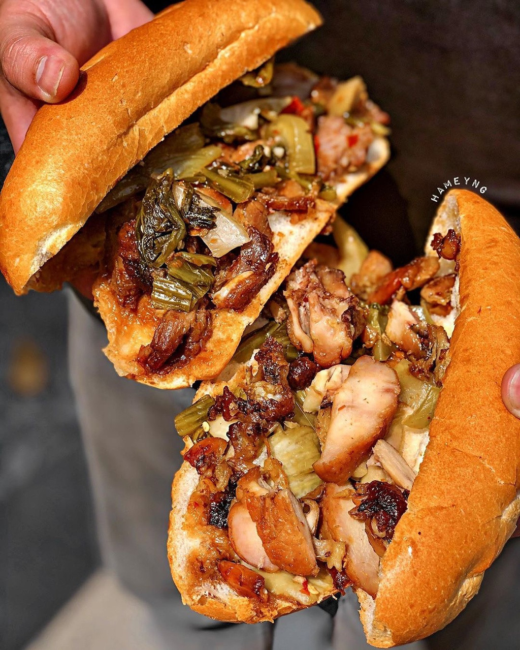 Chỉ phục vụ bán mang đi nhưng món bánh mì sườn sụn nướng cải chua của cô Hường luôn tấp nập khách vào mỗi buổi chiều.