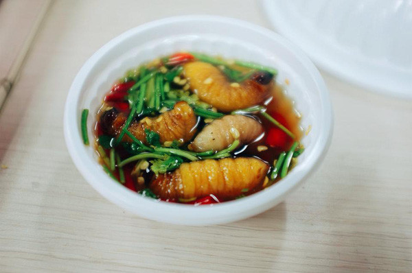 Đuông dừa ngâm mắm ở miền Tây: Những con đuông dừa nhìn ngọ nguậy, trông phát khiếp nhưng lại là đặc sản “ăn tươi nuốt sống” của người miền Tây, Việt Nam. Đuông dừa là ấu trùng dạng sâu, sau mùa giao phối, loài bọ này thường chọn cây dừa sung sức, khoét ngọn rồi đẻ trứng vào rồi nở thành đuông dừa.