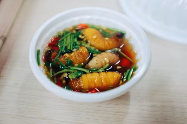 Đuông dừa ngâm mắm ở miền Tây: Những con đuông dừa nhìn ngọ nguậy, trông phát khiếp nhưng lại là đặc sản “ăn tươi nuốt sống” của người miền Tây, Việt Nam. Đuông dừa là ấu trùng dạng sâu, sau mùa giao phối, loài bọ này thường chọn cây dừa sung sức, khoét ngọn rồi đẻ trứng vào rồi nở thành đuông dừa.