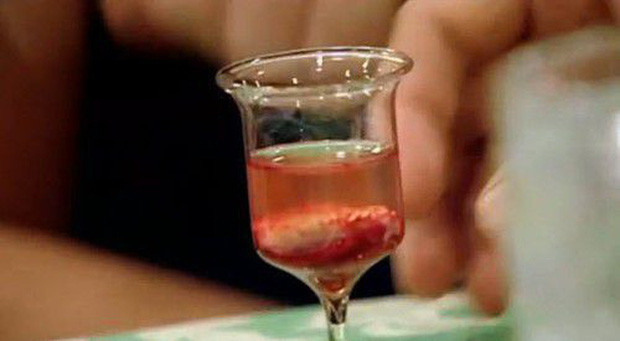 Tim rắn: Món ăn này khiến thực khách, đặc biệt là khách quốc tế “hãi hùng” ở mọi mặt: tên gọi, nguyên liệu, cách chế biến và cả cách ăn. Món tim rắn Việt Nam đã nhiều lần xuất hiện trên các chương trình truyền hình, báo chí nước ngoài vì độ kinh dị của nó.