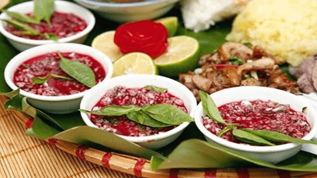 Tuy nhiên, tiết canh không được khuyến khích sử dụng vì chứa nhiều vi khuẩn, virus gây hại, dễ gây đau bụng, ngộ độc. Năm 2015, Huffington Post cũng từng liệt tiết canh vào danh sách đặc sản khiến du khách sợ hãi.