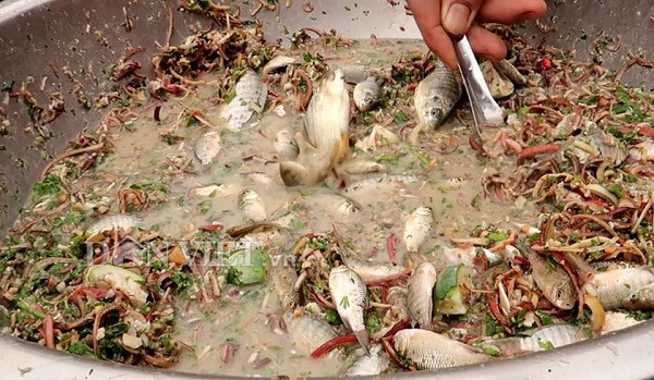 Điểm đặc trưng nhất của món này chính là các loại gia vị ăn kèm. Theo đó, món cá nhảy sẽ được ăn kèm với lõi chuối tươi, các loại rau thơm, các loại gia vị như mắm, muối, mì chính, tỏi, ớt... và tất nhiên sẽ không thể thiếu hạt mắc khén (loại gia vị đặc biệt của người Thái ở Sơn La). Tất cả sẽ được băm nhỏ để tạo thành một hỗn hợp ăn kèm cùng cá nhảy mang vị chua, cay, nồng, ngọt quyện với mùi thơm đặc trưng.