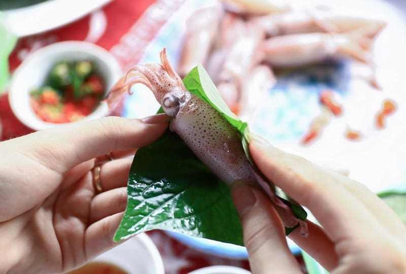 Bạn sẽ không hề cảm nhận được chút mùi tanh nào, mà thay vào đó là vị ngọt, mát, vừa ăn, vừa hít hà vị ngọt giòn của mực, vị cay nồng của mù tạt. Món ăn này đòi hỏi sự dũng cảm của thực khách bởi không phải ai cũng có thể thưởng thức được món ăn tươi sống này. Ảnh: Internet.