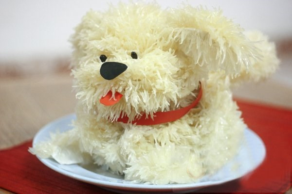 Làm chó bưởi: Để tạo hình chó bông từ bưởi bạn cần chọn những quả bười có múi to đều nhau, tép bưởi tơi, không bị khô cũng không quá ướt. Ngoài ra, bạn cần đu đủ để làm thân và quả cam để làm đầu chú chó. Bạn có thể thay thế cam và đu đủ bằng những loại hoa quả hoặc vật liệu khác có cùng hình dáng và kích thước để làm khung hình chú chó.