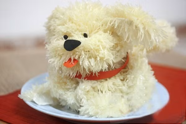 Làm chó bưởi: Để tạo hình chó bông từ bưởi bạn cần chọn những quả bười có múi to đều nhau, tép bưởi tơi, không bị khô cũng không quá ướt. Ngoài ra, bạn cần đu đủ để làm thân và quả cam để làm đầu chú chó. Bạn có thể thay thế cam và đu đủ bằng những loại hoa quả hoặc vật liệu khác có cùng hình dáng và kích thước để làm khung hình chú chó.