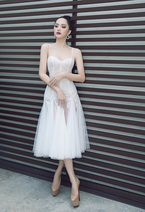 Với lợi thế đôi chân dài, cô nàng lại khéo chọn trang phục nên mỗi lần xuất hiện dù đi giày cao nhưng tất cả đều rất tổng hòa.