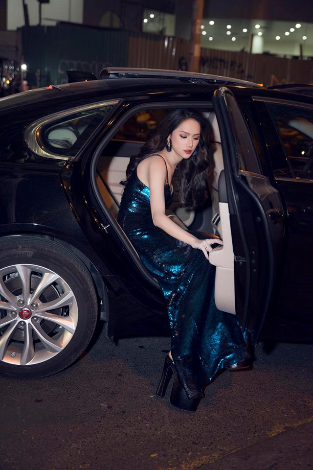 Những đôi giày cao gót giúp đôi chân của Hương Giang thêm dài, dễ dàng chinh phục các kiểu trang phục sang chảnh.