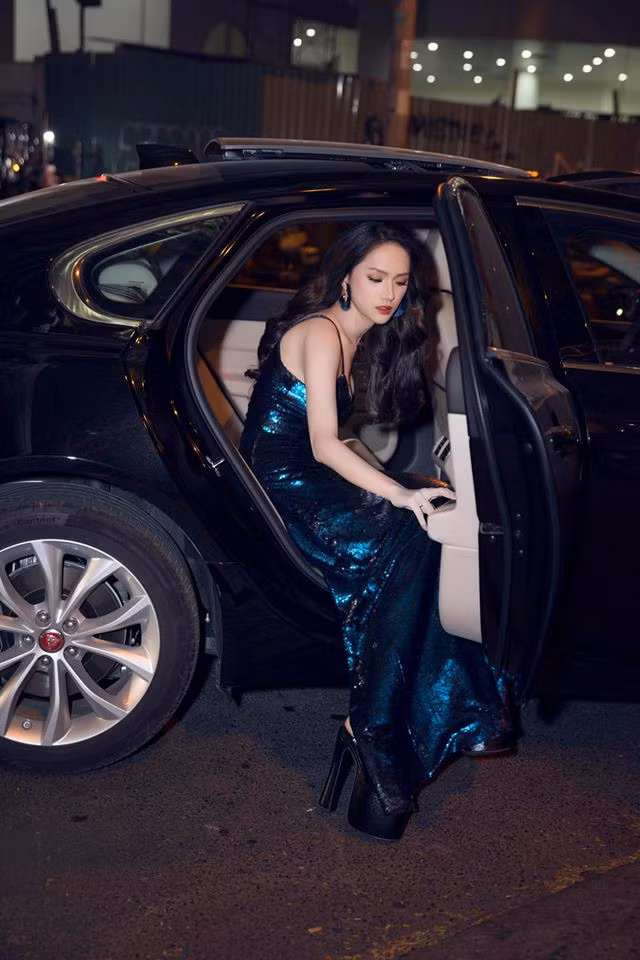 Những đôi giày cao gót giúp đôi chân của Hương Giang thêm dài, dễ dàng chinh phục các kiểu trang phục sang chảnh.