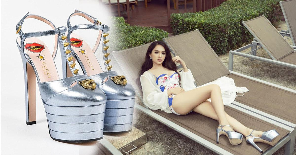 Đôi khi, cô còn không ngần ngại đi những đôi giày lấy cảm hứng từ những đôi cà kheo cao lênh khênh, nhìn thôi đã muốn té ngã.