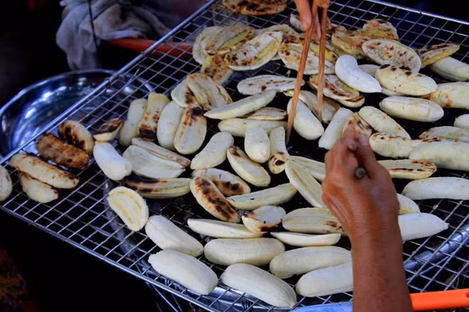 Điều quan trọng làm nên món chuối đập ngon chuẩn vị là khâu chọn chuối. Bởi nếu chọn chuối không khéo thì món chuối đập sẽ quá cứng hoặc quá mềm, thậm chí ăn không còn ngon.