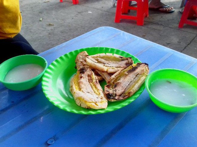 Sau đó, chuối sẽ được lột sạch vỏ, vì vỏ chuối còn xanh nên khâu lột vỏ cũng hơi khó khăn. Chuối sau khi được lột vỏ thì sẽ được cho lên vỉ than nướng cháy xém các mặt. Và thường để khâu nướng chuối nhanh hơn và khâu đập chuối dễ hơn thì người ta sẽ cắt đôi quả chuối theo chiều dọc rồi mới cho lên vỉ nướng. Như vậy, cứ một quả chuối thì bạn sẽ có 2 miếng chuối đập ngon lành.