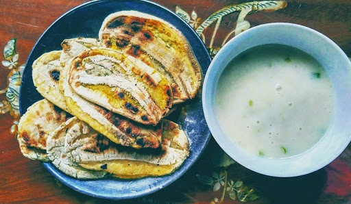 Món chuối này có tên là "chuối đập" bởi phải dùng vật dụng đập cho quả chuối dẹt ra thì mới thành món ăn. Bạn đừng nghĩ việc đập chuối dễ dàng nhé, bởi chỉ cần thử đập khoảng 5 - 6 quả thì bạn sẽ thấy mỏi nhừ tay ngay.