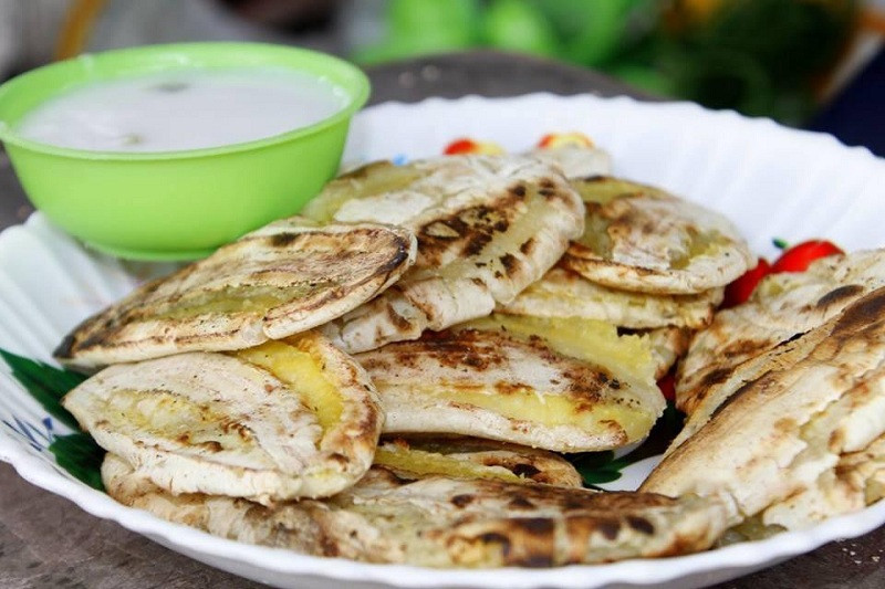 Trong rất nhiều món ngon đặc sản Bến Tre, bạn nhất định không thể bỏ qua món chuối đập nước cốt dừa vô cùng hấp dẫn. Đây là thành quả của sự kết hợp hài hòa đầy tinh tế giữa chuối và dừa, hai loại sản vật nổi tiếng của vùng đất Bến Tre.