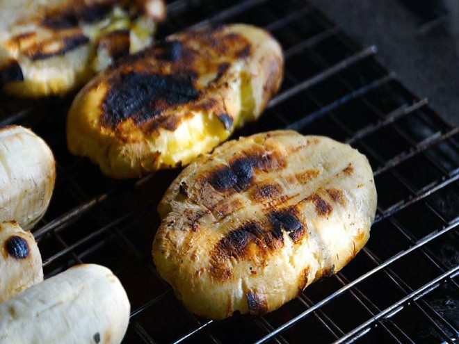 Miếng chuối đập nướng vẫn còn nóng hổi dẻo dẻo, dai dai lại có thêm độ bùi ngọt đặc biệt được chấm với nước cốt dừa béo ngon, ngọt ngọt, mặn mặn thì đúng là ngon không thể tả.