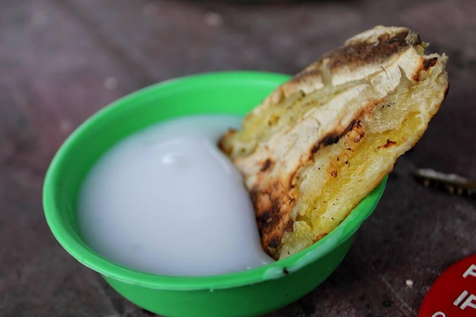 Chuối đập nước cốt dừa Bến Tre phù hợp ăn xế giữa buổi. Chiều chiều trời mát, được ngồi bên dòng sông, dưới tán dừa xào xạc, ăn một đĩa chuối đập nước cốt dừa thì không gì tuyệt bằng. Ảnh: Internet.