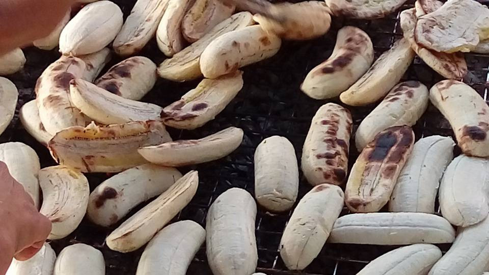 Sau đó, người bán sẽ tiếp tục cho từng miếng chuối đã đập dẹt lên vỉ than nướng tiếp cho đến khi chín vàng đều cả 2 mặt chuối. Công đoạn nướng chuối cuối cùng này rất quan trọng và đòi hỏi phải thật khéo để chuối không bị cháy xém mất ngon.