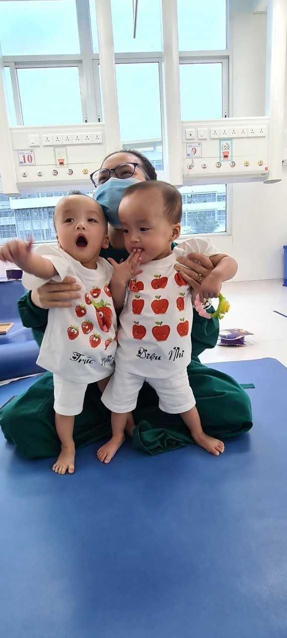 Tại lễ xuất viện, TS-BS Lê Thanh Hùng, Trưởng Khoa Ngoại thận-Tiết niệu (BV Nhi đồng 1) chia sẻ trên báo Pháp luật TP HCM, Trưởng ê kíp ngoại niệu ca phẫu thuật tách dính Song Nhi, chia sẻ ca phẫu thuật cho Song Nhi thành công ngoài mong đợi.