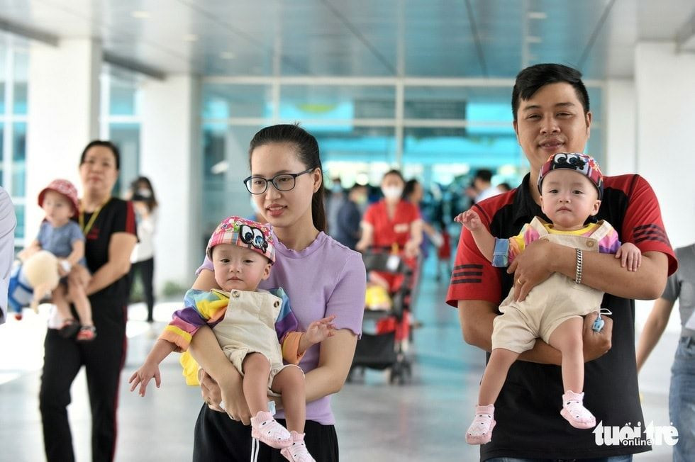 Bác sĩ Định cũng không quên nhắn nhủ Song Nhi trước khi xuất viện rằng: “Cuộc hành trình trở về yêu thương của 2 con đã đi gần cuối con đường. Các con hãy thương yêu ba mẹ mình nhiều hơn nữa nhé, bởi vì họ chính là những người can đảm nhất trong chuyến đi bão táp của 90 ngày qua tại bệnh viện Nhi Đồng Thành Phố”. Ảnh: Tuổi trẻ.