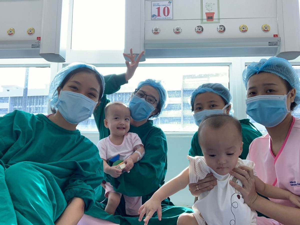 Ngoài ra, phần tạo hình khung chậu của hai bé cũng phục hồi tương đối tốt, hai bé đang được tập vật lý trị liệu để có thể đi đứng bình thường trong thời gian sắp tới.