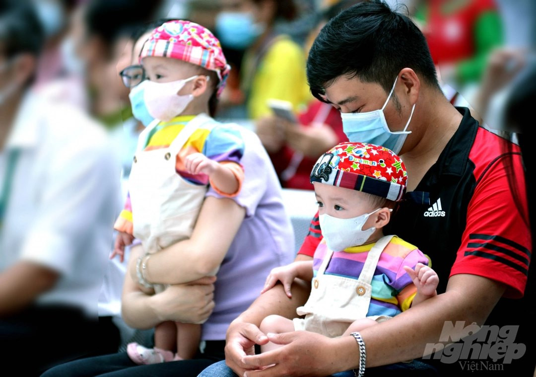 Về vận động, chi dưới của hai bé đều hoàn toàn bình thường. Hai bé có tử cung, âm đạo đôi, sau khi được phẫu thuật tách rời, chức năng sinh sản đảm bảo ổn định. Ảnh: NNVN