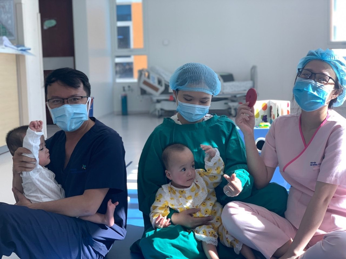 Đến nay, theo BS Hùng, chức năng tiêu tiểu của hai bé đều kiểm soát tốt. Dự kiến khoảng một tháng sau, Diệu Nhi sẽ được đóng hậu môn tạm.