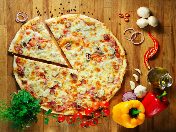 10. Làm đế bánh pizza súp lơ: Loại đế bánh pizza này cực ngon và tốt cho sức khỏe. Bạn có thể thêm phô mai, nước sốt cà chua và rau tươi làm lớp phủ trên vỏ bánh pizza súp lơ. Ảnh: Boldsky.