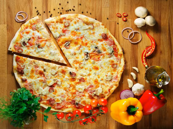 10. Làm đế bánh pizza súp lơ: Loại đế bánh pizza này cực ngon và tốt cho sức khỏe. Bạn có thể thêm phô mai, nước sốt cà chua và rau tươi làm lớp phủ trên vỏ bánh pizza súp lơ. Ảnh: Boldsky.