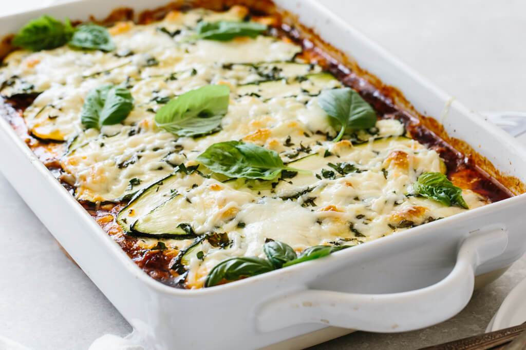 8. Làm lasagna (mì lá) bí ngòi: Theo truyền thống, món mì lá lasagna được làm bằng cách xếp lớp các miếng mì cán phẳng với nước sốt, thịt, pho mát và gia vị. Nhưng trong trường hợp này, bạn có thể thay thế mì ống bằng bí ngòi nạo miếng mỏng phẳng.