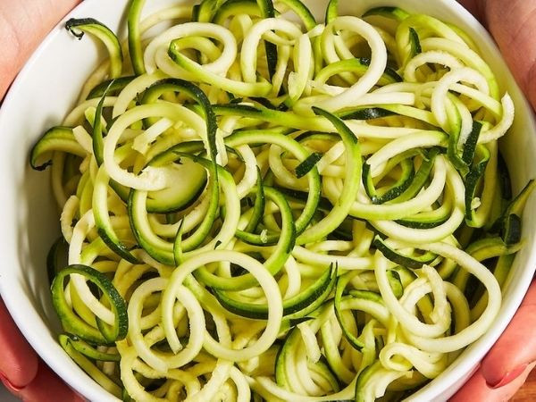 9. Thử mì rau: Mì rau được làm bằng cách cho rau vào một máy nghiền, chế biến các dải rau mỏng trông giống như sợi mì. Nếu không có dụng cụ bào sợi, bạn có thể cắt nhỏ hoặc cắt lát rau củ rồi kết hợp với nước sốt và thịt, ăn như mì ống.