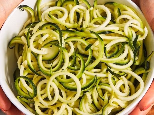 9. Thử mì rau: Mì rau được làm bằng cách cho rau vào một máy nghiền, chế biến các dải rau mỏng trông giống như sợi mì. Nếu không có dụng cụ bào sợi, bạn có thể cắt nhỏ hoặc cắt lát rau củ rồi kết hợp với nước sốt và thịt, ăn như mì ống.